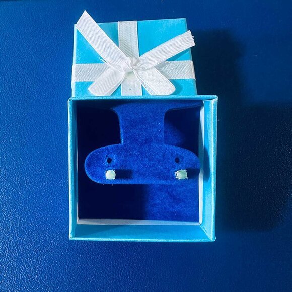 925 Sterling Silver Minimalist Dainty Mint Green Gemstone Stud Earrings - Picture 1 of 6